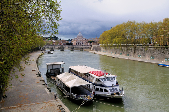 Fiume Tevere looking to San Pietro and Vatican City