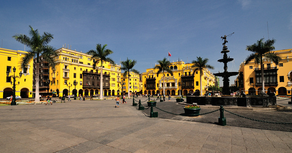 Plaza Mayor - Lima old city - Club de la Union